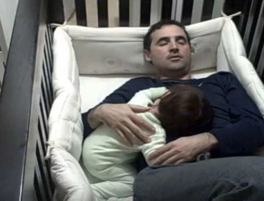 Μπαμπάς πηγαίνει στην κούνια της κόρης του για να σταματήσει το κλάμα - Δείτε όμως τί κάνει (βίντεο)